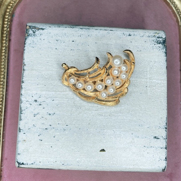 343. Vintage Goldtone and Faux Pearl Brooch - Picture 1 of 3